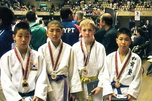 Призеры 15-го Токийского Международного юношеского чемпионата по дзюдо в весовой категории до 42 кг.
Третий слева Игорь Кардаш (Россия, Южно-Сахалинск)