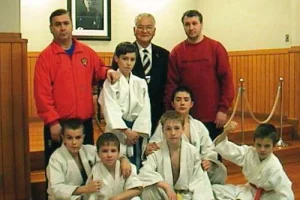 Российская команда в центре дзюдо \"Кодокан\". Вверху в центнре Тадаюки Моримото - представитель Японской Ассоциации Мастеров (ветеранов) дзюдо