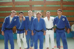 Сборная Сахалинской области по дзюдо со старшим тренером сборной России С. М. Космыниным и тренером Сахалинской федерации дзюдо и самбо В. И. Кардаш (г. Братск, Иркутская обл.)