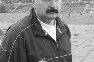 Владимир БОГУМИЛОВ. Родился 20.03.1961 года в Гомеле. Выступал за команды «Гомсельмаш», «Импульс» (оба – Гомель), «Локомотив» (Барановичи), «Монтажник» (Якутск), «Сахалинец», «Портовик» (оба – Холмск), «Сахалин» (Южно-Сахалинск). Участник первенств СССР среди кмоанд второй лиги в составе «Гомсельмаша» и «Сахалина». Чемпион Дальнего Востока 1987 года. Неоднократный чемпион Якутской АССР. Чемпион Сахалинской области 1988, 1990, 1991, 1993, 1994 годов. Серебряный призер 1992 года. Обладатель Кубка Сахалинской области 1990, 1991, 1994 годов. Финалист Кубка области 1992 и 1993 годов. С 1998 года Владимир Богумилов является главным тренером «Портовика» (Холмск). Под его руководством команда стала чемпионом области 1999, 2001, 2004, 2007, 2008, 2009, 2011 годов; серебряным призером 1998, 2002, 2003, 2005, 2006 годов; бронзовым призером 2000 года. Обладателем Кубка области 1998, 2003, 2005, 2008, 2009, 2011 годов. Обладателем Суперкубка области 1998, 2005, 2008 годов. Победителем зонального турнира первенства Росси среди команд КФК 2001, 2003, 2004, 2005, 2007 годов, серебряным призером 2002 и 2006 годов, бронзовым призером 2008 года. Обладателем Кубка Дальнего Востока 2003, 2005 и 2006 годов. Бронзовым призером чемпионата Дальнего Востока по мини-футболу 2004 года. Чемпионом области по мини-футболу 2003, 2004 и 2005 годов. Лучший тренер Дальнего Востока 2004 и 2005 годов.