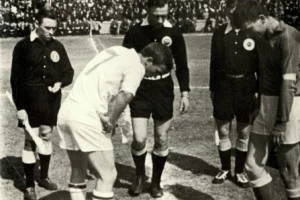 1969 год. В светлой форме - капитан "Сахалина" Владимир Андрейченко. 