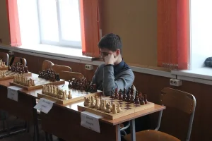 Сеанс одновременной игры международного мастера Алексея Романова (+18=1-0) в естественно-математическом лицее. 