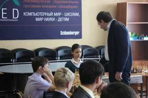 Сеанс одновременной игры международного мастера Алексея Романова (+18=1-0) в естественно-математическом лицее. 