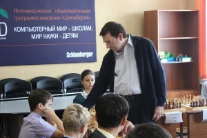 Сеанс одновременной игры международного мастера Алексея Романова (+18=1-0) в естественно-математическом лицее. 