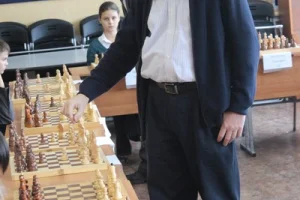 Сеанс одновременной игры международного мастера Алексея Романова (+18=1-0) в естественно-математическом лицее. 