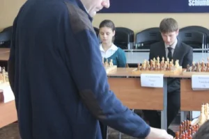 Сеанс одновременной игры международного мастера Алексея Романова (+18=1-0) в естественно-математическом лицее. 