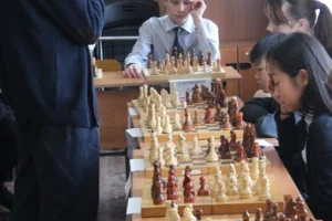 Сеанс одновременной игры международного мастера Алексея Романова (+18=1-0) в естественно-математическом лицее. 