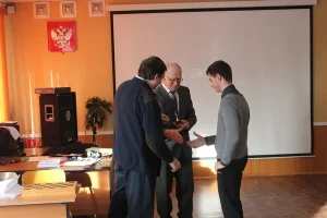 Сеанс одновременной игры международного мастера Алексея Романова (+18=1-0) в естественно-математическом лицее. 