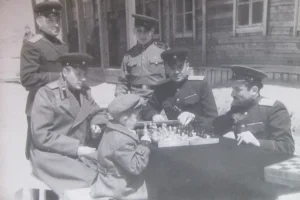 Военные играют в шахматы. Поселок Эхаби, начало 1950-х годов