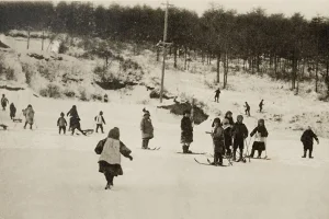 Юные горнолыжники, середина 1930-х годов
