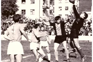 Финал Кубка Дальнего Востока 1968 года. «Шахтер» (Южно-Сахалинск) нанес поражение «Воднику» из Усть-Кута (Иркутская область) – 2:1. 
За победой островной команды наблюдают болельщики на переполненных трибунах стадиона «ДОСА», а также из окон и с балконов домов по ул. Комсомольская