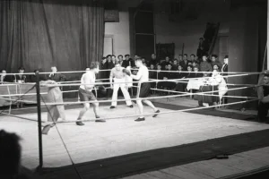 Одна из старейших сохранившихся фотографий островных боксеров. 
Первенство областного совета профсоюзов (Южно-Сахалинск, августа 1954 года). 
Соревнования проходили в Сахалинском областном драматическом театре (сейчас – Сахалинский международный театральный центр имени А.П. Чехова).