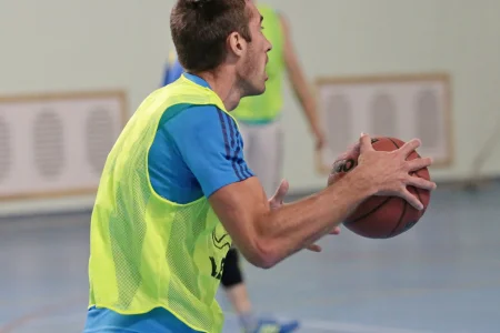 В Ногликах сыграли в баскетбол «3 на 3»