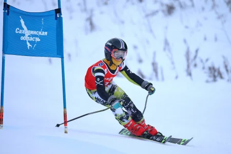 Сахалинские горнолыжники открыли сезон региональными соревнованиями