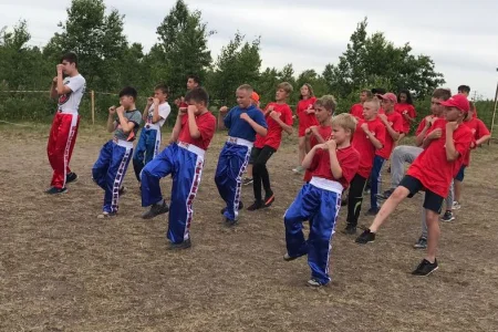 Кикбоксеры провели тренировку в патриотическом палаточном лагере «Мой остров»
