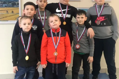 Островные борцы вольного стиля завоевали семь медалей на дальневосточных соревнованиях в Биробиджане