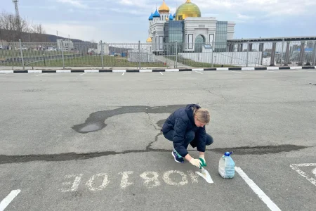 Сотрудники волейбольной спортшколы приняли участие в субботнике