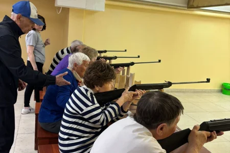 Сахалинские ветераны и «дети войны» соревновались в стрельбе и метании гранаты