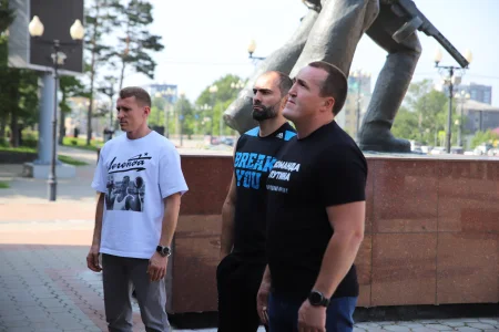 Именитые российские боксеры возложили цветы к Вечному огню