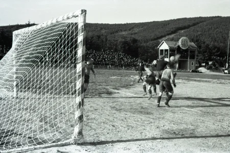 Страницы истории: мешают кучи песка