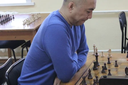 Альберт Лим стал победителем шахматного блиц-турнира памяти Романа Тихонова