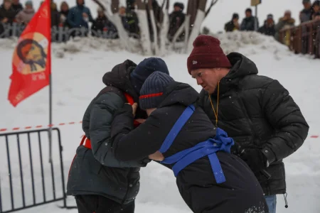 На Сахалине впервые провели соревнования по русской борьбе на опоясках