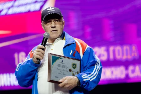 Сахалинский минспорт поздравил с юбилеем первого островного ЗМС Анатолия Козлова