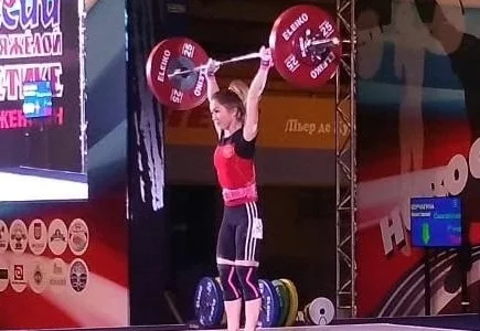 В первый день чемпионата страны островные тяжелоатлеты завоевали две медали
