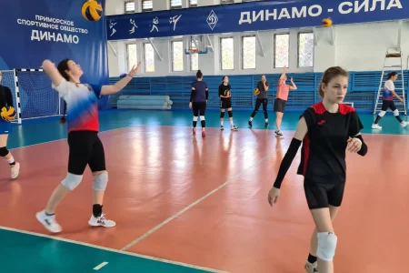 Сахалинские волейболистки тренируются в Приморье