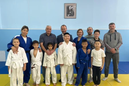 Министр спорта проинспектировал спортшколу самбо и дзюдо