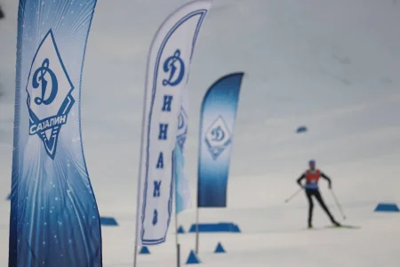 250+ сахалинских лыжников почтили память Василия Комышева