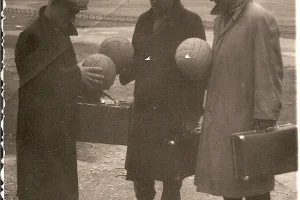 Сахалинские футболисты второй половины 1950-х годов на стадионе в городском парке. 