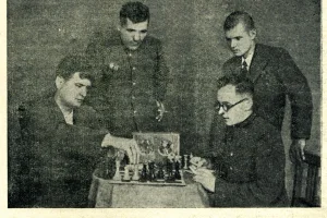За игрой одни из сильнейших шахматистов области конца 1940-х - начала 1950-х годов Б. Баранов и В. Светлов 