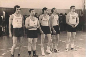 Сборная команда Долинска по баскетболу, конец 1960-х годов 
