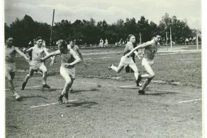 Легкоатлетическая эстафета на стадионе в городском парке, 1957 год