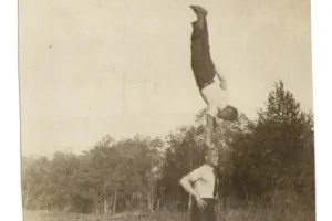 Красноармейцы выполняют гимнастические упражнения. п. Оноры, 1940 год