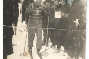 Михаил Цуренко (учащийся 10 класса), участник соревнований по лыжным гонкам в Александровске, 1941 год. Надпись на обратной стороне фото: «В 1941 г. уже прилично ходил на лыжах, но крепление оставалось полужесткое. Лучшая обувь - футбольные бутсы с застежками за задниках, чтобы удерживать крепление. Самое главное этого периода - энтузиазм и воля к победе. С секундомером Иванов Николай - методист Обкома ФК».