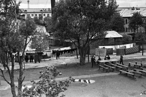 Настольный теннис в одном из дворов Южно-Сахалинска (1960-е годы).