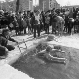 Первые соревнования по зимнему плаванию в Южно-Сахалинске (12 марта 1989 года). Река Рогатка около гостиницы "Турист"