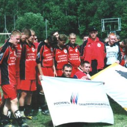 \"Нефтяник\" (Ноглики) перед началом финального матча Кубка области 2002 года.