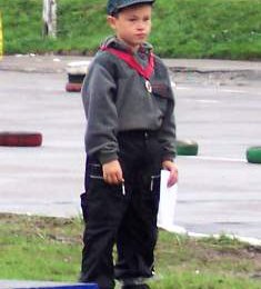 Серебряный призер гонок в классе \"Пионер\", а также самый юный участник соревнований (7 лет) Ласкаржевский Никита, \"Пилот Мастер Карт\", Южно-Сахалинск
29 мая 2004 года