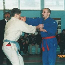 В синем кимоно - мастер спорта международного класса, бронзовый призер чемпионата мира, чемпион Европы Андрей Сероштанов