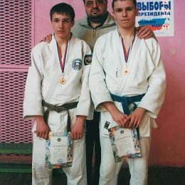 Чемпионы ДВФО в весовой категории до 66 кг. Иван Кардаш (Южно-Сахалинск), в весовой катенгории свыше 90 кг. Щербаков Никита (Южно-Сахалинск)
Первенство Дальневосточного Федерального округа по дзюдо
г.Владивосток
12-13 марта 2004
