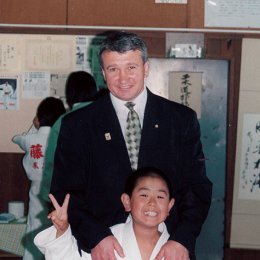 Президент Сахалинской Федерации дзюдо и самбо Александр Кардаш с будущим чемпионом из г.Асахигава (Япония)
август 2004г.