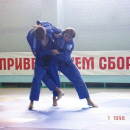 Иван Кардаш борется с Ильей Дундыс, мастером спорта международного класса, членом сборной России по дзюдо