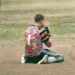 Вратарь "Автомобилиста" (Южно-Сахалинск) Егор Буторин после победы его команды в игре против "Локомотива" (2:0), 2003 год. 