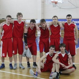 Команда ДЮСШ после матча с "Медведями" в рамках группы "Б" Сахалинской баскетбольной лиги. 