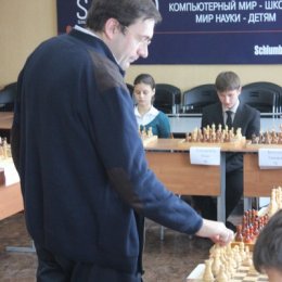 Сеанс одновременной игры международного мастера Алексея Романова (+18=1-0) в естественно-математическом лицее. 