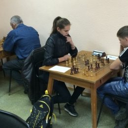 Екатерина Ягодкина (на дальнем плане) играет с Виктором Филиным, Марина Шелехова - с Романом Крупович. 