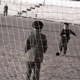 Суровый вратарь в теплом пальто. Стадион "ДОСА" (Южно-Сахалинск), 1960-е годы. 